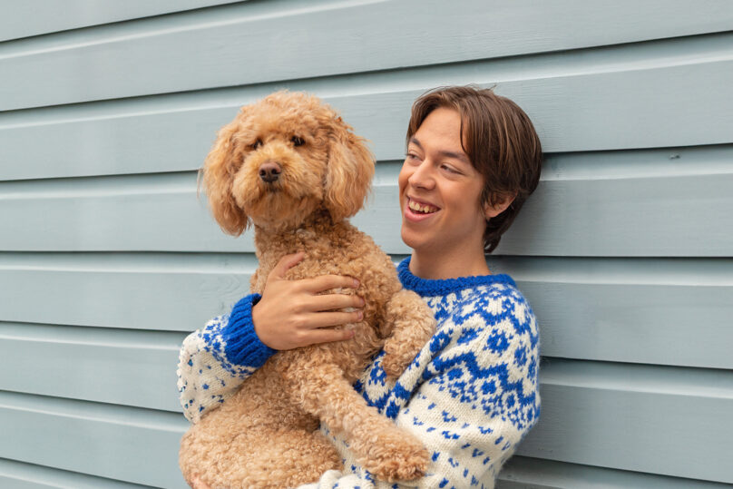 Koira ja nuori mies eläinavusteisessa toimintaterapiassa