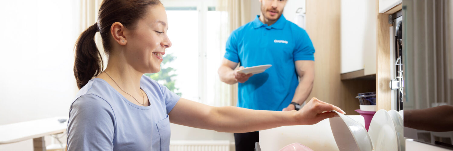 Coronaria kuntoutuspalvelut toimintaterapian asiakas täyttää tiskikonetta.