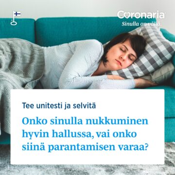 Nainen nukkuu sohvalla