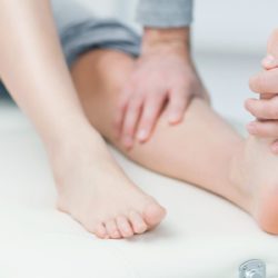naprapaatti hieroo asiakkaan jalkoja