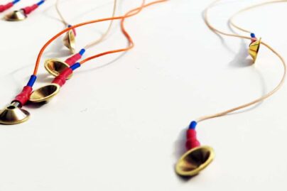 Johtoja pöydällä.