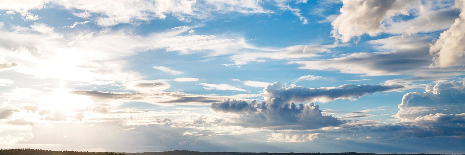 Suomalainen järvimaisema auringonlaskun aikana.