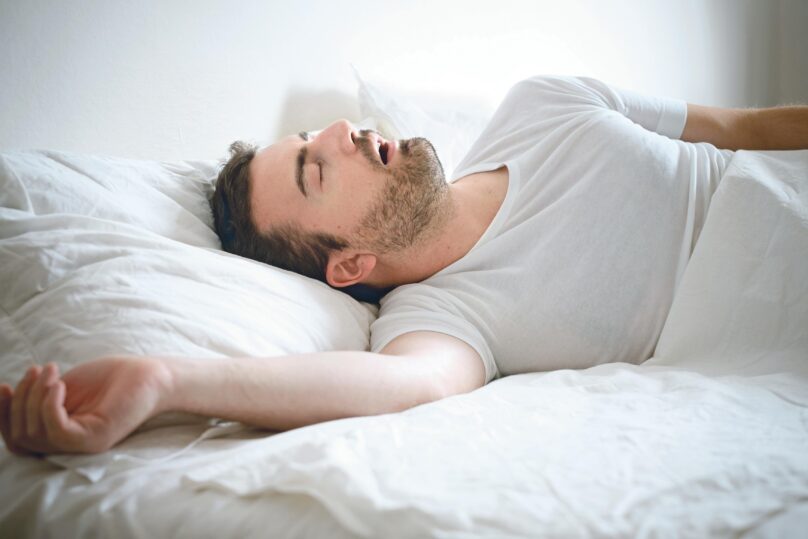 Uniapnea oireilee monin tavoin. Kuorsaus on uniapnean yleisin oire.