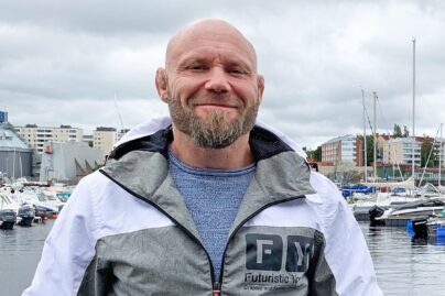 Coronaria Uniklinikan asiakas Marko Patteri taustalla satama.