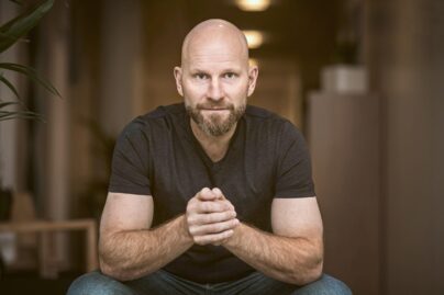 Henri Tuomilehto katsoo kameraan.