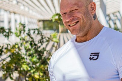 KIlle Kujala hymyilee auringonpaisteessa