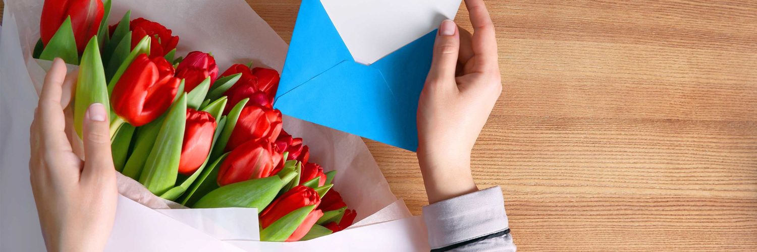 kukkakimppu ja avattu kirjekuori