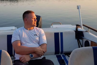 mies istuu moottoriveneessä