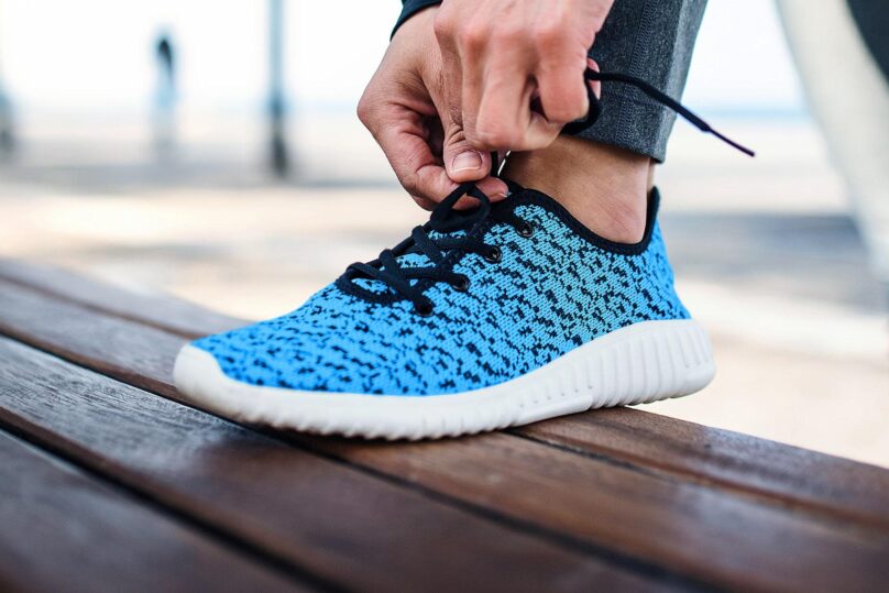 henkilö sitomassa lenkkaria