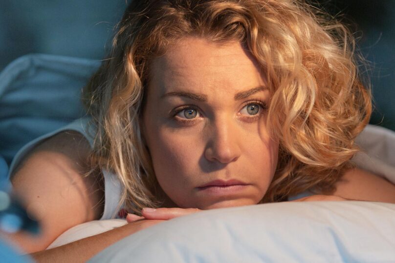 nainen makaa hereilla sangyssa