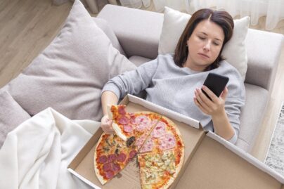 Uni ja laihdutus: Terveellistä ruokavaliota voi olla vaikea noudattaa univajeessa.