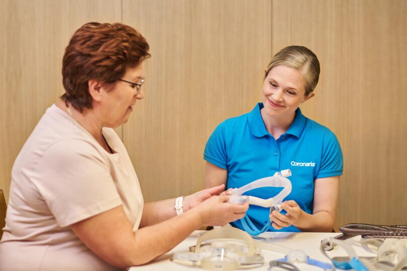 CPAP-laitteen käyttö onnistuu osaavan unihoitajan opastuksella. Tässä kuvassa tutustutaan eri maskivaihtoehtoihin.