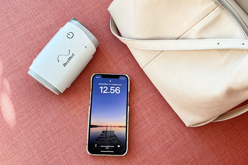 CPAP-hoito matkalla onnistuu pienen ja kevyen AirMinin avulla. AirMini mahtuu helposti käsilaukkuun tai käsimatkatavaroihin.