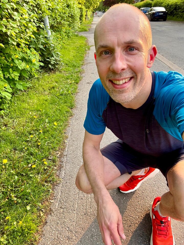 Urheileva mies hymyilee kameralle.