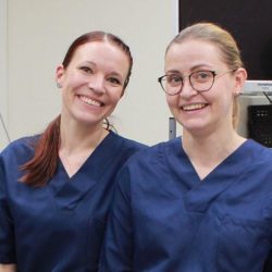 Meri Korhonen ja Nina Barner-Rasmussen istuvat tähystysklinikan hoitohuoneessa ja hymyilevät