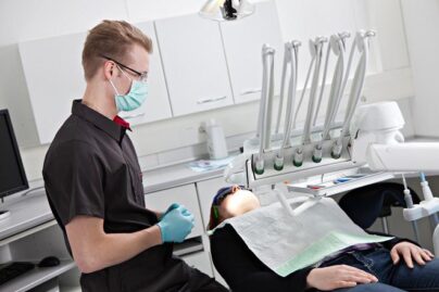 Hammaslääkäri työskentelemässä.
