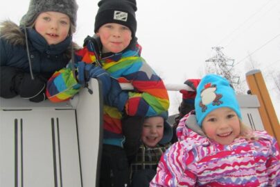 Iloisia lapsia ulkoilemassa Touhula liikuntapäiväkodissa.