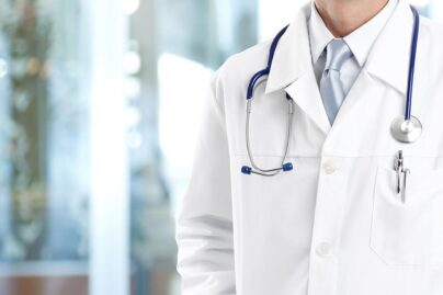 Lääkäri stetoskooppi kaulassa.