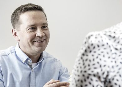 Lääkäri keskustelee asiakkaan kanssa.