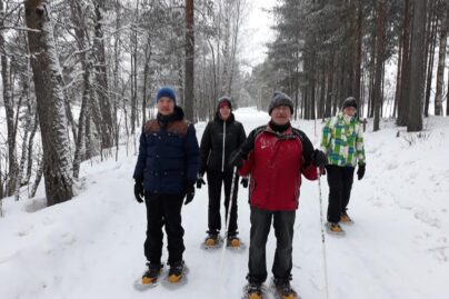 Talviliikuntaleirillä Koirasalmessa hiihdettiin umpihangessa ja uitiin avannossa