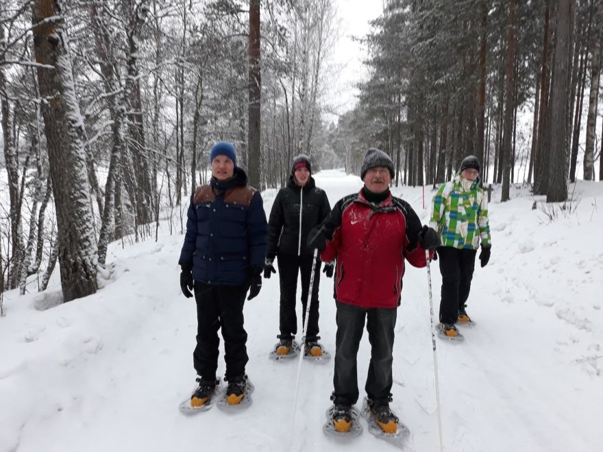 Talviliikuntaleirillä Koirasalmessa hiihdettiin umpihangessa ja uitiin avannossa