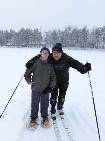 Talviliikuntaleirillä Koirasalmessa hiihdettiin umpihangessa ja uitiin avannossa