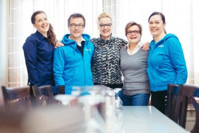 Varkauden Medifys osaksi Coronariaa. Kuvassa Coronarian Essi Katisko (vas.) ja Matti Auvinen, Varkauden Medifysin Tuula Nissinen ja Pirjo Nyyssönen sekä Coronarian Tiina Taskinen.