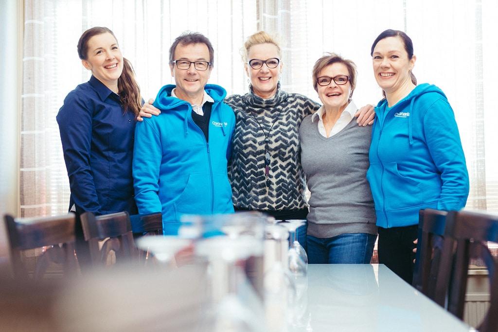 Varkauden Medifys osaksi Coronariaa. Kuvassa Coronarian Essi Katisko (vas.) ja Matti Auvinen, Varkauden Medifysin Tuula Nissinen ja Pirjo Nyyssönen sekä Coronarian Tiina Taskinen.