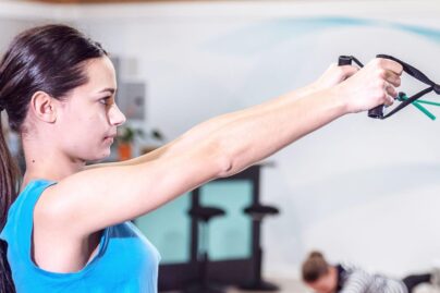 Fysioterapiaa harjoittava nainen