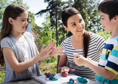 kuntoutuspalveluissa hyödynnetään muovailuvahaa työkaluna lapsille