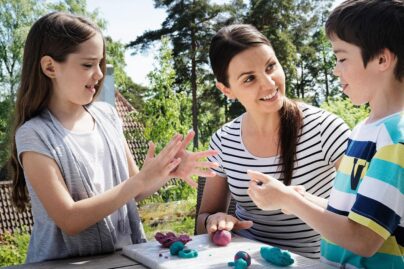 kuntoutuspalveluissa hyödynnetään muovailuvahaa työkaluna lapsille