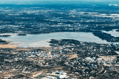 Kaupungin yläpuolelta otettu ilmakuva.
