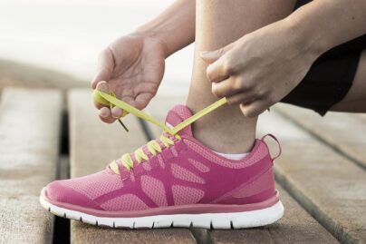 Lenkkeilijä solmii kengännauhoja