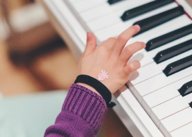 Tyttö soittaa pianoa