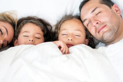 perhe nukkumassa