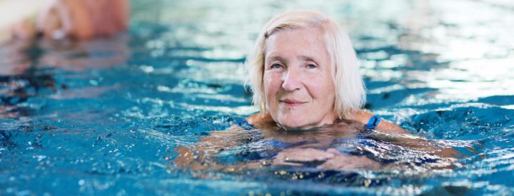 Seniorinainen uimassa