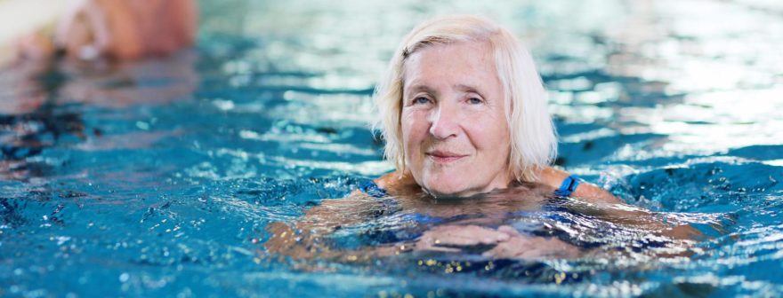 Seniorinainen uimassa