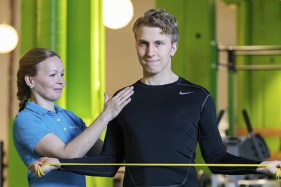 Mies fysioterapeutilla