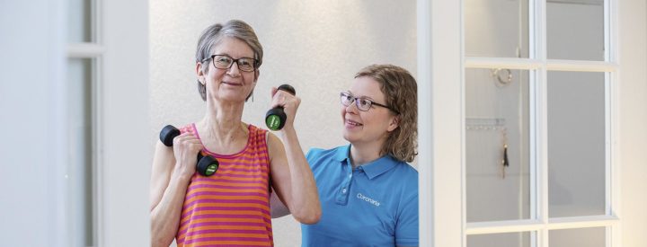 Vanhempi nainen jumppaa fysioterapeutin kanssa