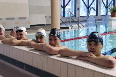 Paraurheilijat uima-altaalla uimalakit päässä.