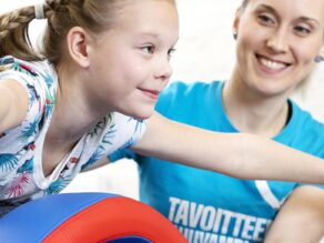 Terapeutti ja tyttöasiakas putken päällä