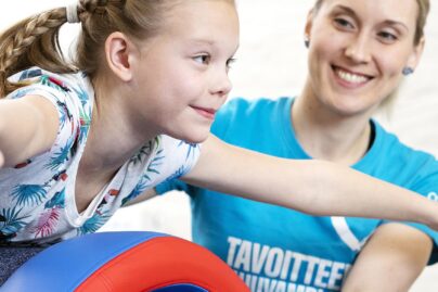 Terapeutti ja tyttöasiakas putken päällä