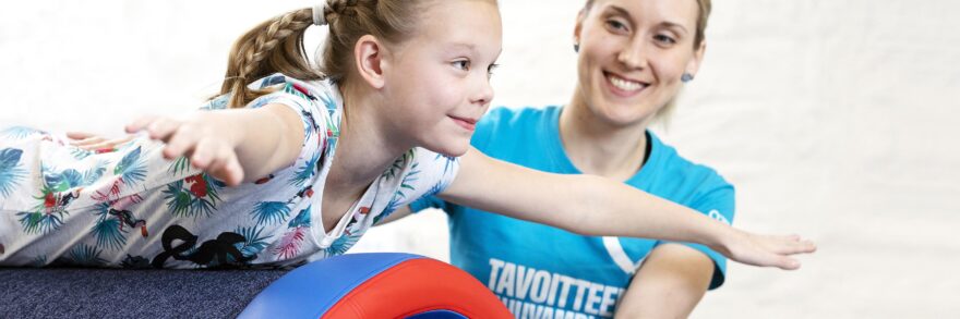 Terapeutti ja tyttöasiakas putken päällä