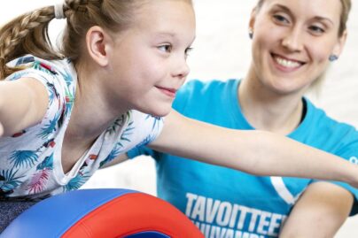 Terapeutti ja tyttöasiakas putken päällä