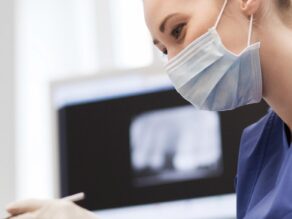 Coronarian naishammaslääkäri työssään.