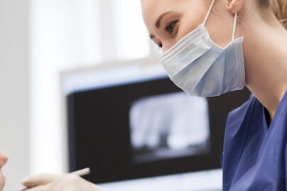 Coronarian naishammaslääkäri työssään.