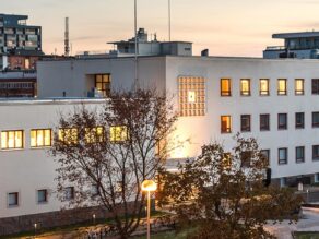 Coronarian pääkonttori eli niin sanottu Sammakkotalo kuvattuna iltavalaistuksessa.