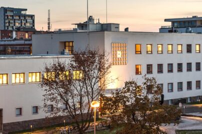 Coronarian pääkonttori eli niin sanottu Sammakkotalo kuvattuna iltavalaistuksessa.