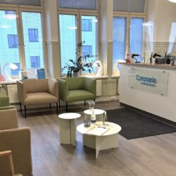 Coronaria Hammasklinikka Tampereen aulatila.