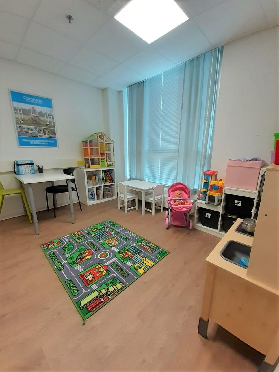 Coronaria kuntoutus- ja terapiapalveluiden Lahden toimipisteen leikkipaikka, jossa on paljon tila ja leluja lapsille.